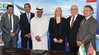 Vertragsunterzeichnung (v.l.): Khizar Edroos (Chairman Excel Industries), Jörg Herrera (Deputy Consul General des Deutschen Generalkonsulats in Dubai), Adel Al Redha (Executive Vice President Engineering & Operations bei Emirates), Silvia Munk (stellv. Leiterin Logistik und Organisation der Günzburger Steigtechnik), Ferdinand Munk (Geschäftsführer der Günzburger Steigtechnik) und Dr. Georg Nüsslein (Bundestagsabgeordneter und Vertreter des Wirtschaftsausschusses des Deutschen Bundestages). (Bild: Günzburger Steigtechnik)