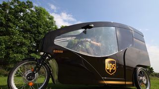 Drei Räder und viel Muskelkraft: Der Cargo Cruiser ist in Dortmund unterwegs. Der Fahrer wird durch einen Elektromotor allerdings unterstützt. (Bild: UPS)