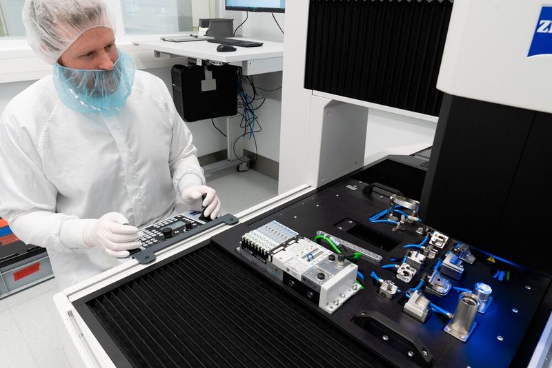 Vollautomatische Vermessung von Röhrenbauteilen unter Reinraumbedingungen. (Bild: Siemens Healthineers)