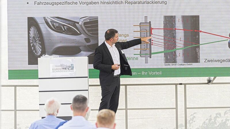 Helge Kiebach vom Kraftfahrzeugtechnischen Institut (KTI) berichtete über Besonderheiten beim Umgang mit Fahrerassistenzsystemen bei der Unfallreparatur. (Rainer Wengel)