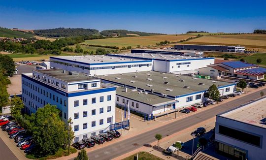 Der Standort in Weikersheim hat eine lange technologische Historie. Heute ist dort mit dem Technology Flagship ein Technologie- und Fertigungszentrum entstanden.(Bild:  DATA MODUL)