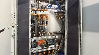 Kühlwasserverteilung: Die Einhausung bietet vielfältige Möglichkeiten für den Anlagenaufbau. (Bild: Rittal)