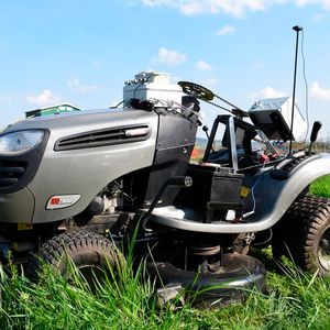 Die beiden Arbeitsgruppen bauten auf unterschiedliche Weise aus einem herkömmlichen Rasentraktor ein autonomes Fahrzeug. (Bild:  TH Bingen)