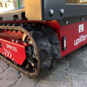 Blick auf die robuste Raupenkette des Uplifter UPM1225 von Uplifter. Das Transportsystem ist so kompakt, dass es in einem Sprinter transportiert werden kann. Es wiegt 340 Kilogramm. Nicht zuletzt wird er als voll Geländegängig beschrieben ...(Bild:  Uplifter)