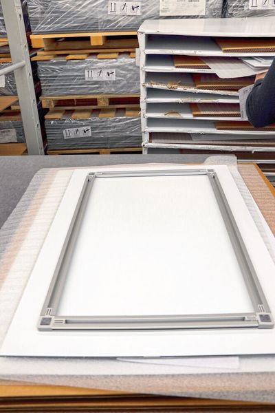 Je nach Format werden die Alu-Dibond-Bildträger mit bis zu vier Aufhängeleisten versehen (Bild: SEW)