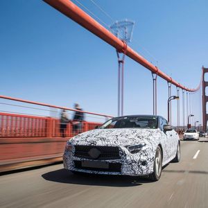Nach der Limousine und der Langversion für China, dem Kombi und dem Allterrain, dem Coupé und dem Cabrio ist der CLS die siebte und letzte Spielart der E-Klasse.