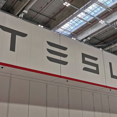 In der Tesla-Fabrik in Grünheide eskaliert der Streit um die Betriebsratswahlen. Tesla-Chef Elon Musk macht Stimmung gegen die IG Metall. (Bild: Otto – VCG)