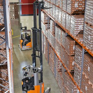 Durch seine kompakten Abmessungen und den kleinen Wenderadius kann der FM-X auch in schmalen Regalgängen eingesetzt werden.