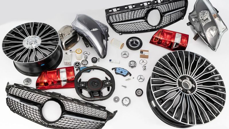 Ein Beispiel für Betrug am Kunden: Ersatzteile, die wie Mercedes-Originalteile aussehen, aber gefälscht und meist von schlechter Qualität sind.(Bild:  Mercedes-Benz)