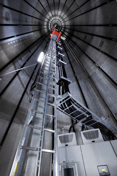 140 Meter geht es im Inneren des Turms nach oben. Schaltschränke von Rittal sorgen bei der Einspeisung des Ökostroms für umfassenden Schutz der elektronischen Baugruppen. Der Lift von Hailo bringt den Wartungstechniker sicher und schnell in den Maschinenraum der Gondel. (Bilder: Rittal)