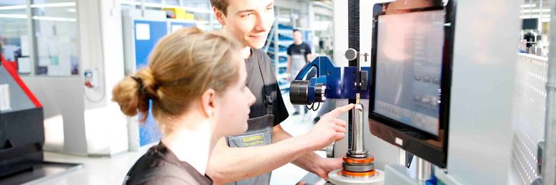 Moderne Fertigungsmethoden und klassisches Basiswissen – bei Kaeser Kompressoren lernt der Nachwuchs die gesamte Bandbreite durch eigenes Erfahren.(Bild:  Kaeser Kompressoren)