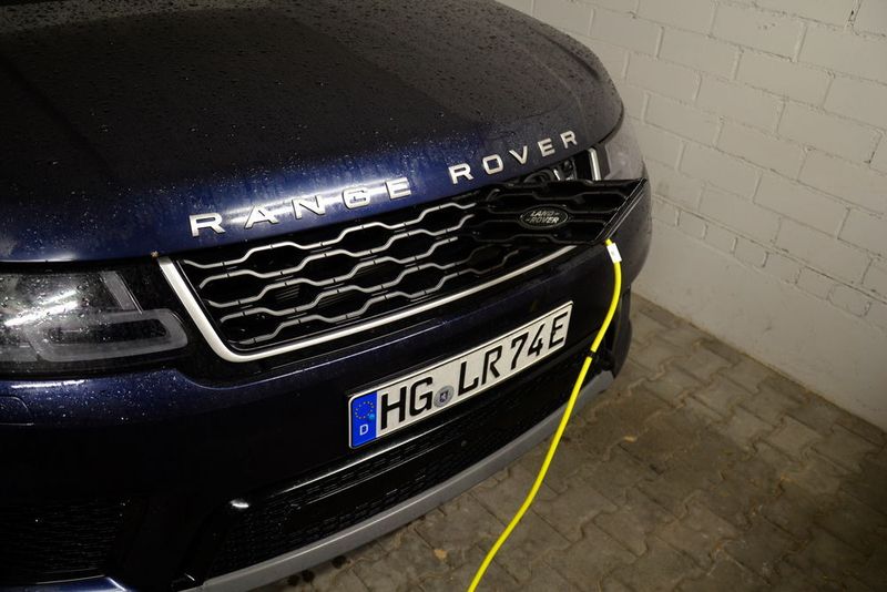 Zu Hause angekommen, wurde die Batterie wieder vollgetankt, … (Michel / »kfz-betrieb«)