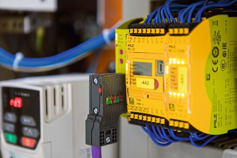 Kompakt im Schaltschrank: Die sichere konfigurierbare Kleinsteuerung PNOZ Multi 2 von Pilz mit je einem Kommunikations- und Erweiterungsmodul. (Pilz GmbH & Co KG)