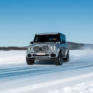 Nicht so schnell aus der Ruhe zu bringen: die überarbeitete G-Klasse beim Tanz auf dem Eis.(Bild:  Mercedes-Benz)