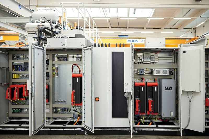 Durch den Einsatz von Energiespeichern kann die Schaltschrankinfrastruktur deutlich kompakter ausgeführt werden. (Bild: SEW Eurodrive)