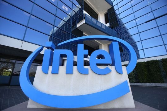 Intel hat gestern ja bekanntgegeben, dass der Bau von vorerst zwei modernen Chipfabriken in Magdeburg ausgesetzt wird – für mindestens zwei Jahre. Doch die Fördergelder sind da! Das könnte nach Ansicht der IHK die Chance für mehr Wettbewerbsfähigkeit deutscher Firmen sein ...(Bild:  Intel)
