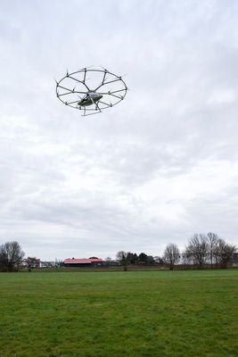 Der elektrische Volocopter fliegt zum ersten Mal bemannt: Das Fliegen für Jedermann rückt in greifbare Nähe. (E-volo/Nikolay Kazakov)