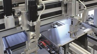 Die Variante „G“ zeichnet sich dadurch aus, dass die Zahnriemenachse mit zwei unabhängig voneinander verfahrbaren Schlitten ausgestattet ist. (IEF-Werner)