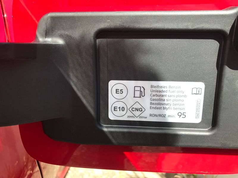 Vorsicht beim Tanken: Der Arona TGI schluckt Verschiedenes, aber keinen Diesel. (Bild: Grimm/»kfz-betrieb«)