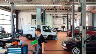 Anders als auf das Handelsgeschäft, erwirtschaften die Kfz-Unternehmer in ihren Werkstätten vergleichsweise stabile Umsätze. (Bild: Schreiner/»kfz-betrieb«)