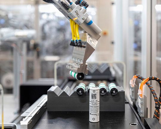 Zylindrische Batteriezellen sind der Trend für die Energiequellen von Elektroautos. Außerdem werden die Zellen immer größer. Daraus ergeben sich aber auch Herausforderungen für deren Fertigung. Die können aber mithilfe einer neuen Anlage am ZDB des Fraunhofer-IPA gemeistert werden ...(Bild:  Fraunhofer-IPA)