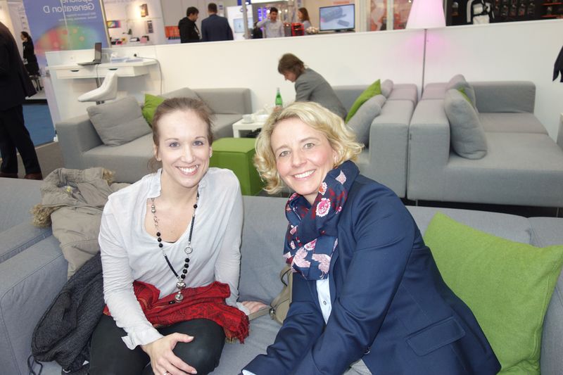 Gespräch auf der Couch mit Diana-Maria Brose, Viewsonic und Stephanie Steen, IT-BUSINESS. (Bild: IT-BUSINESS)