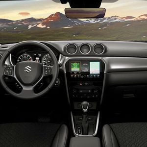 Eine wichtige Neuerung im Innenraum ist der Neun-Zoll-Touchscreen in der Armaturenbrettmitte.(Bild:  Suzuki)