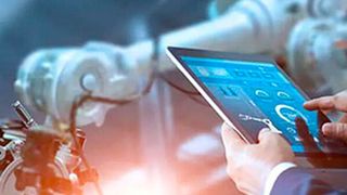 Smarte Fabriken integrieren Sensoren und Maschinen. Zentrale Überwachungssysteme mit integrierter KI steigern die Effizienz solch vernetzter Fabriken. (Bild: Seco)