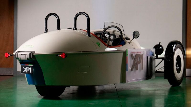 Im Vergleich zum konventionell angetriebenen Threewheeler bietet der XP-1 eine aerodynamisch deutlich verbesserte Karosserie. (Bild: Morgan)