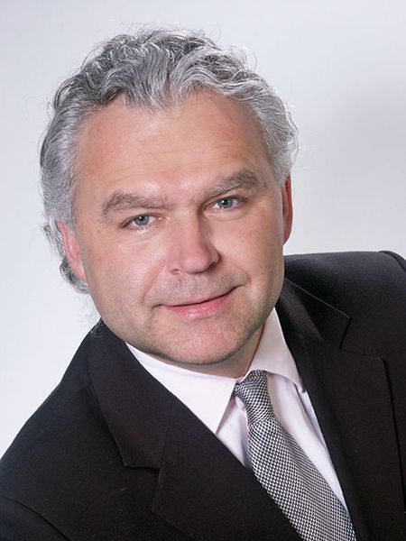  „Aida hat neue, leistungsstärkere und energieeffizientere Motoren entwickelt, die wir bei Großpressen bis 35.000 kN einsetzen“, erläutert Klaus Rothenhagen, Vice President International Sales bei Aida Europe. (Bild: Aida)