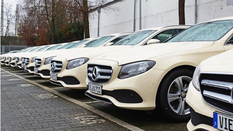 Die aktuelle E-Klasse-Generation könnte die letzte sein, die Mercedes mit Taxi-Vorrüstung anbietet.(Bild:  Mercedes-Benz)