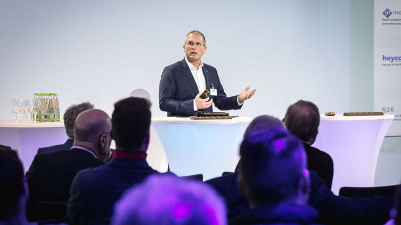 Der Fachanwalt für Verkehrsrecht Jörg Rüberg (Kanzlei Voigt) wagte einen Blick in die neue Schadenwelt, die durch die Übernahme der Innovationgroup durch Allianz X entstanden ist. Sein Fazit: Es geht in erster Linie um die Digitalisierung der Prozesse. (Bild: Stefan Bausewein)