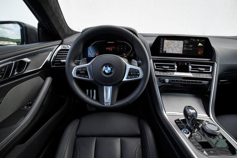 Ein 12,3 Zoll großes Tachodisplay, ein 10,25 Zoll großer Touch-Infotainment-Bildschirm und ein überarbeitetes Head-up-Display sind die zentralen Einheiten im Innenraum. (BMW)