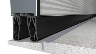 Die doppelte Gummiabdichtung unten am Tor erhöht den Dämmeffekt. (Alpha Deuren)