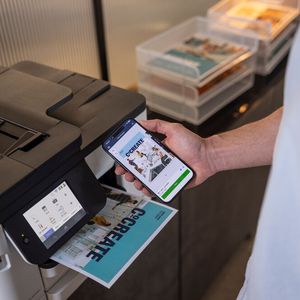Beide MFPs sind mit einem Dualband-WLAN ausgestattet und erlauben so das Drucken und Scannen via APP vom Smartphone aus. (Bild:  Brother)