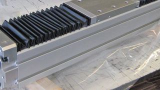 Schnell beim Kunden: Für Linearführungen wie das  INA-Linearmodul mit Kugelgewindetrieb und Kugelumlaufführung Kuse 25 benötigt Ritter drei bis vier Wochen inklusive Test. (Krismeyer)