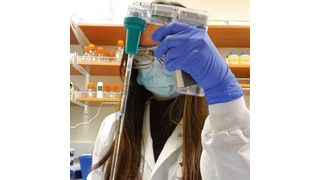 Die Forscherin Whitney Ong mit dem Pipetboy (Integra Biosciences)