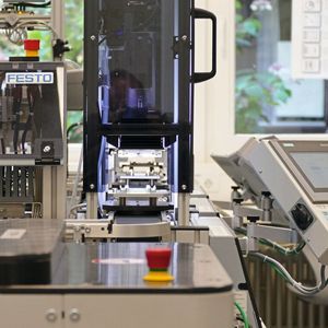 Werkstückträger durchlaufen mehrere Bearbeitungsstationen in der Lernfabrik 4.0. (Bild:  SEW-Eurodrive GmbH & Co KG)