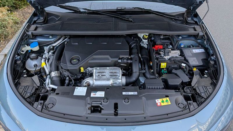 6. Der Antrieb: Unser Testwagen war mit dem Plug-in-Hybrid mit 143 kW/195 PS Systemleistung ausgestattet. Zu unserer Schande müssen wir gestehen, dass wir auf der Rundreise leider nicht nachluden, sondern den Wagen als normalen Hybrid betrieben. Damit standen „nur“ die 110 kW/150 PS des Vierzylinder-Ottomotors zur Verfügung, beim Beschleunigen kurzzeitig unterstützt durch den Elektromotor. Trotzdem und trotz der Beladung blieben die Fahrleistungen souverän und das Motorgeräusch stets im Hintergrund. (Bild: Rosenow – VCG)