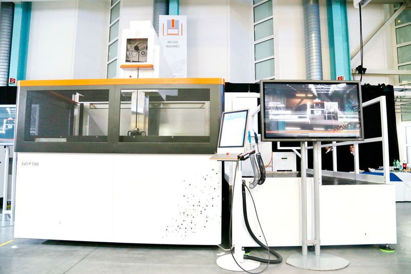 Feierliche Enthüllung auf den Solution Days 2017 in Losone für die neue Cut P Serie von Agie Charmille. (Anne Richter, SMM)