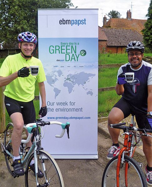 Im Rahmen der Kampagne „Every Day is a Green Day“ stiegen die EBM-Papst-Mitar-beiter in Großbritannien vom Auto auf das Fahrrad um, so auch Managing Director Gareth Jones (links). (Bild: EBM-Papst)