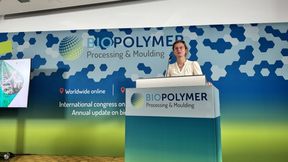Dr. Aliaksandra Shuliakevich von Plastics Europe Deutschland gab einen Überblick über die aktuelle Marktsituation von Biopolymeren, die Rolle biogenen Kohlenstoffs sowie den Übergang von fossilen zu biobasierten Rohstoffen. Zudem beleuchteten sie globale Produktionskapazitäten und die regulatorischen Rahmenbedingungen für biobasierte Polymere. (Bild: PlastXnow)