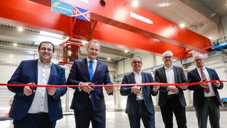 Schnappschuss vom symbolischen Auftakt für das neue trimodale Stahllogistik-Hub von Haeger & Schmidt Logistics (HSL) in Duisburg. Von links: Björn Becker (HSL), Per Nyström (HSL), DI Horst Felbermayr (Felbermayr), Heiko Brückner (HSL) und Prof. Thomas Schlipköther (Duisport). (Bild: H. Kaldendorff)