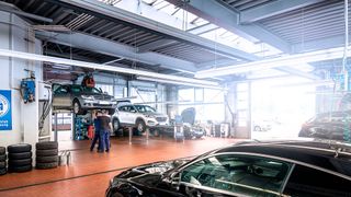 Licht am Ende des Werkstatttores: Die Anfang März kommunizierten Lockerungen und Öffnungen ließen viele Kfz-Betriebe auf eine Verbesserung ihrer Situation hoffen. (Bild: ZDK)