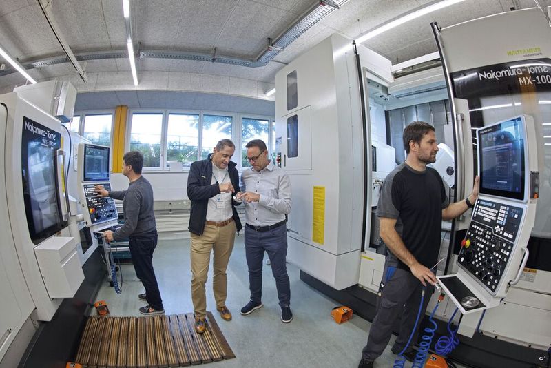 À g. le Nakamura-Tome WY-150 qui fait un travail remarquable depuis 2018, et à d., le nouveau Nakamura-Tome MX-100. Sur la photo (de g. à d.) : Thomas Streit, technicien de production et chef de projet production chez iwaz, Mathias Zavratnik, responsable des ventes et membre de la direction chez Walter Meier, Rico Simonelli, responsable du département production et membre de la direction chez iwaz, et Tibor Makra,chef adjoint du groupe usinage chez iwaz. (Source : Matthias Böhm)