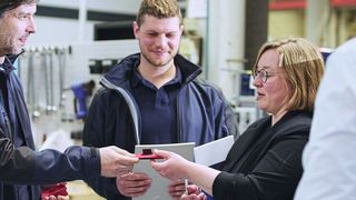 Partnerschaftlich erarbeiten die beiden Unternehmen aus Ostwestfalen neue Lösungen und optimieren Prozesse, um stets state-of-the-art zu sein und höchste Kundenzufriedenheit zu gewährleisten. (Bild: Boge)