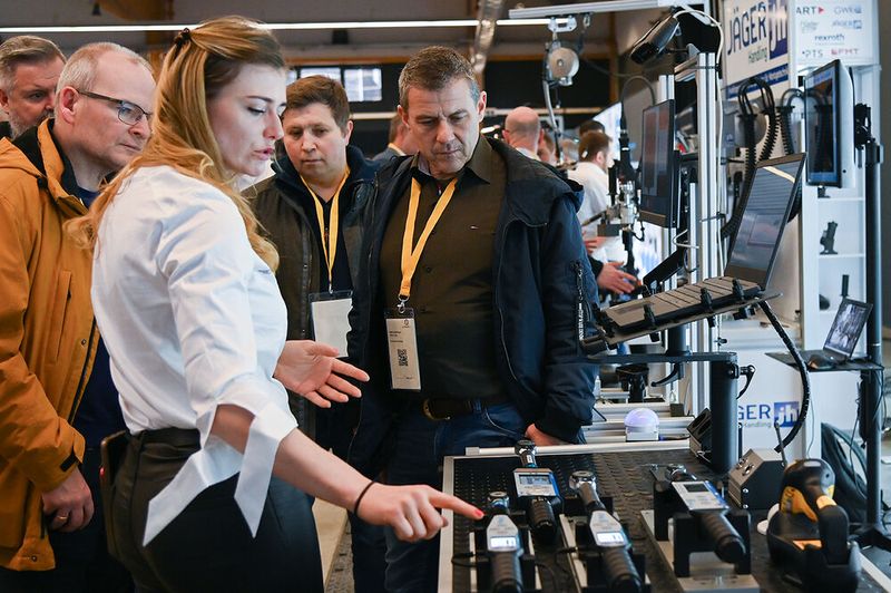 An den Ständen konnen sich die Besucher der Schraubtec in der Praxis ansehen, wie die Lösungen funktionieren. (Bild: Stefan Stark)