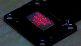 Rot emittierendes Mikrodisplay: Auf Basis von rotem InGaN haben Forscher ein Display für AR-Anwendungen entwickelt, das eine aktive Fläche von 0,55 Zoll bietet.  (Porotech)