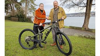 Marco Deragisch freut sich über den Gewinn des Trek-Mountainbikes, das ihm am 06. Januar 2025 von Valeria Carballo (Marketing- & Eventmanagerin der Vogel Communications Group AG) überreicht wurde. (Bild: Matthias Böhm, VCG)