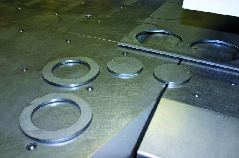 Konturgeschnittene (innen und außen) Ronden aus 12,5 mm dickem Edelstahl; in Minutenschnelle komplett, reproduzierbar genau und gratarm gefertigt auf der Combicut. Bilder: Grundler (Archiv: Vogel Business Media)